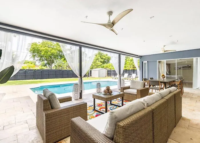 Spacious Poolside Retreat: 4BR Near Airport & Port