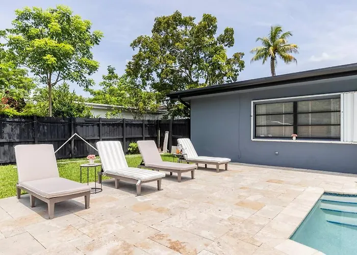 Spacious Poolside Retreat: 4BR Near Airport & Port