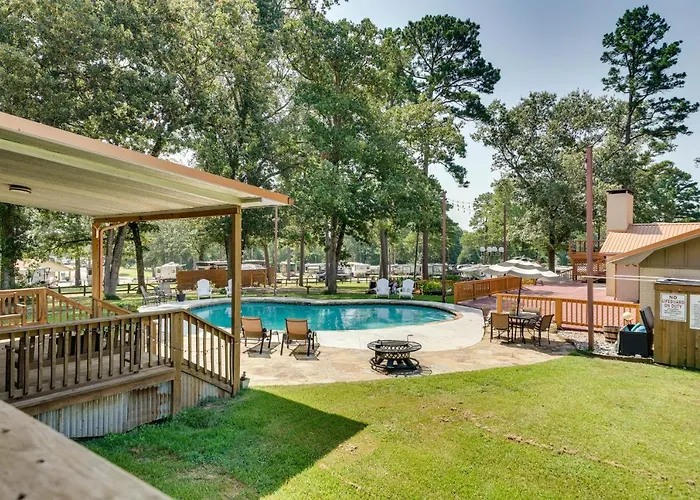 Charming Texarkana Home: Lake & Pool Access!
