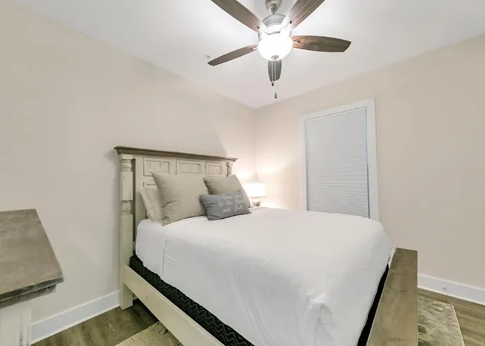 Hidden Lake Condos 321 - Short Walk To Gulf Place