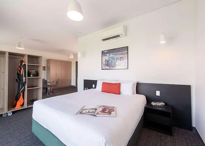 Rydges Pit Lane Hotel