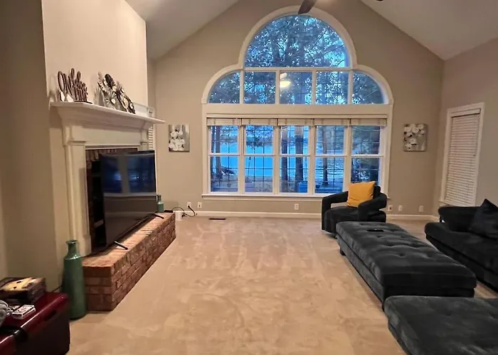 Modern 3Br Lake Front Home