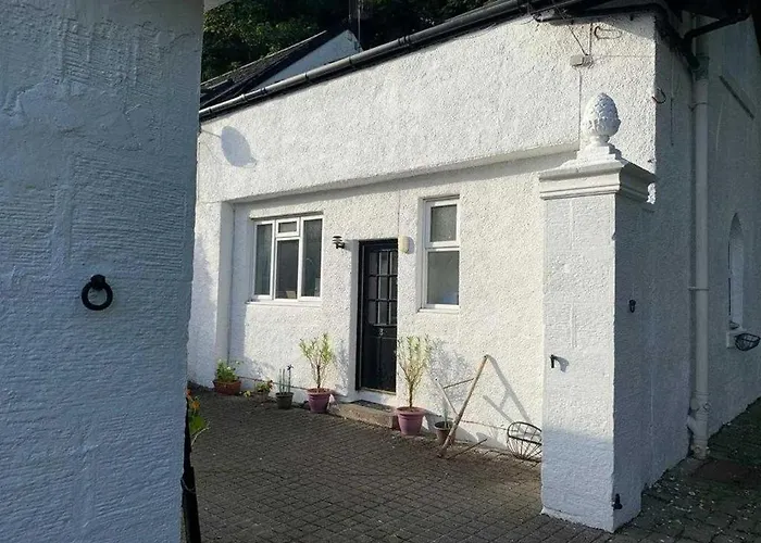 2 Bed Cottage Sleeps 2 - Parking Pet Friendly (Adults Only)
