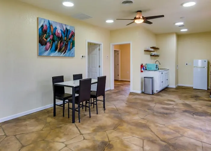 2 Mi To Main St: Newton Guest House