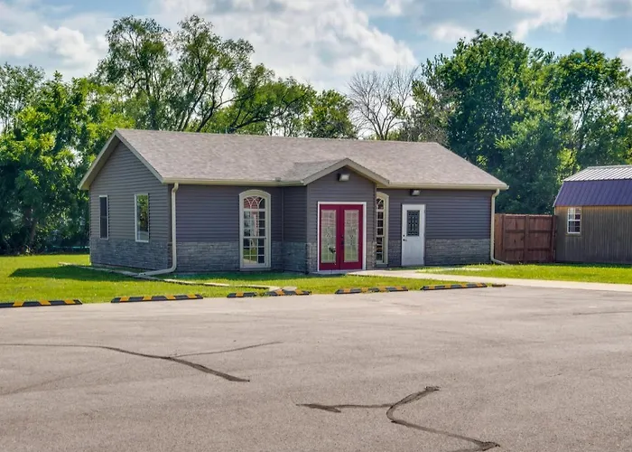 2 Mi To Main St: Newton Guest House