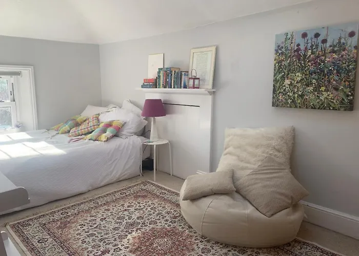 Top Floor. Top Notch. Tranquil Treat. Stone'S Throw From Thames.