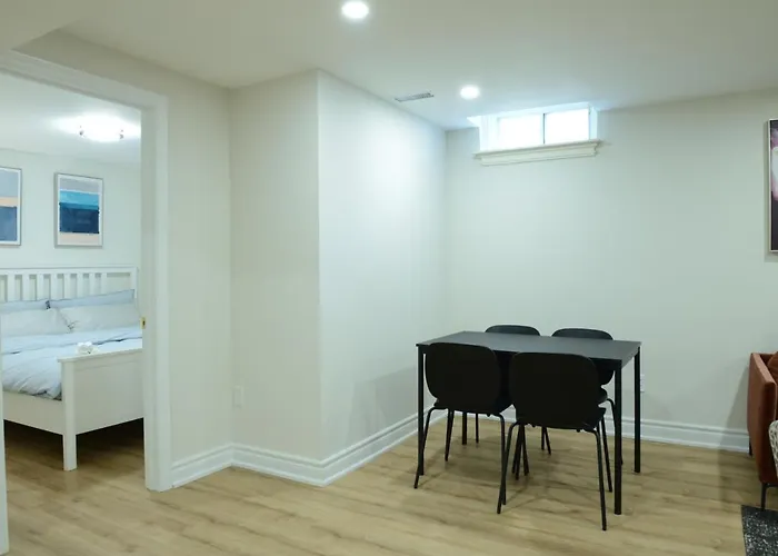 Spacious 2Bed-Room Free Parking In Central Richmond Hill