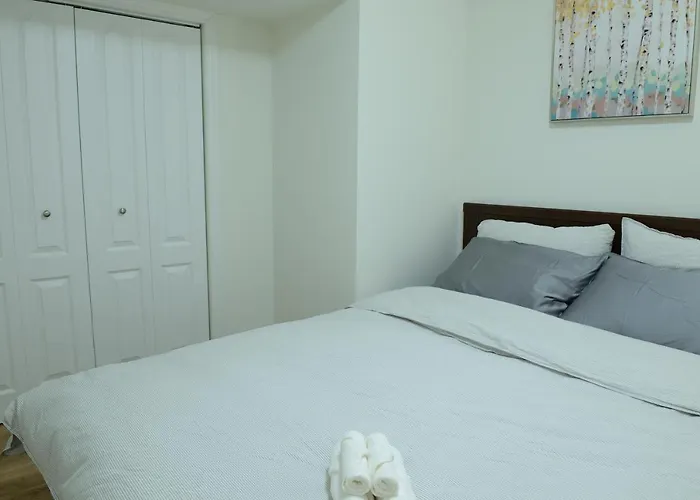 Spacious 2Bed-Room Free Parking In Central Richmond Hill