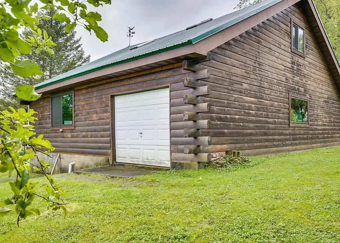Pet-Friendly Jamestown Cabin W/ Fire Pit And Deck!