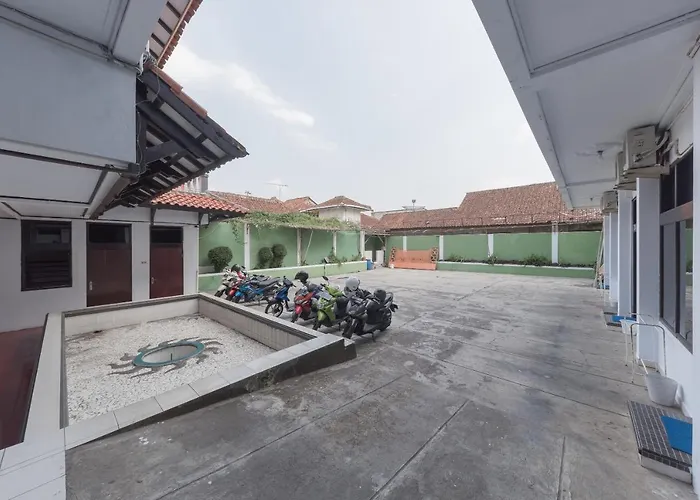 Reddoorz Syariah Near Taman Kota Kuningan