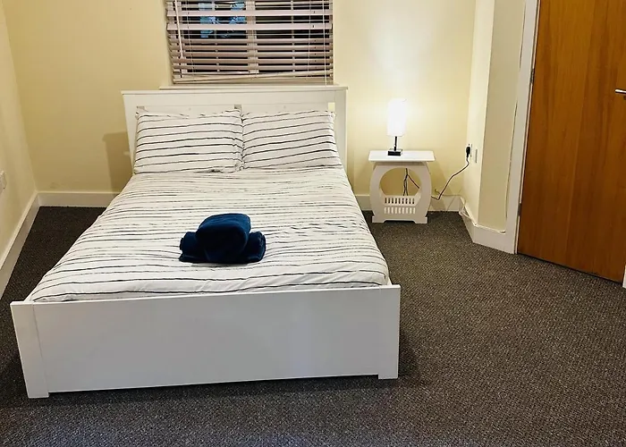 Stunning 5-Bed House In Peterborough Host 15 G