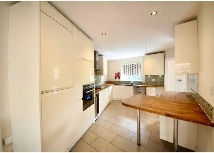 Stunning 5-Bed House In Peterborough Host 15 G