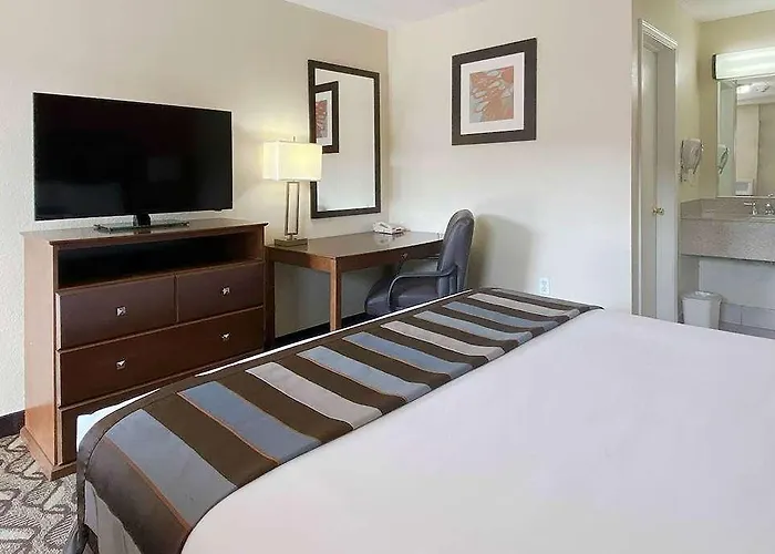 Super 8 By Wyndham Greensburg