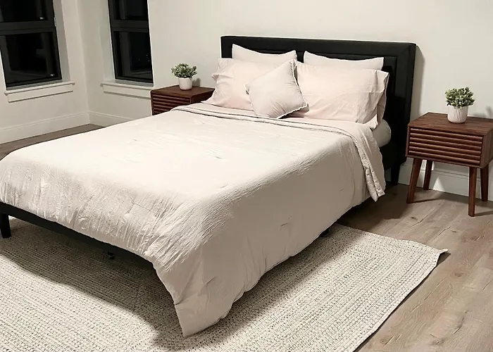 Modern 2 Bed Furnished Apartment In Quincy