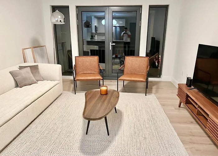 Modern 2 Bed Furnished Apartment In Quincy