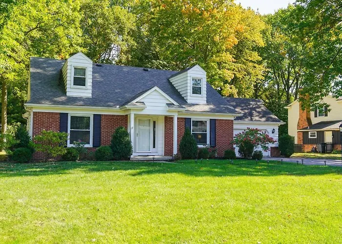 4Br/2.5Ba Home Boasting 2400Sqft And Eat-In Ktn
