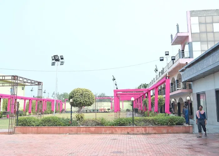 Hotel Mukund Dham-Near Mathura Railway Station