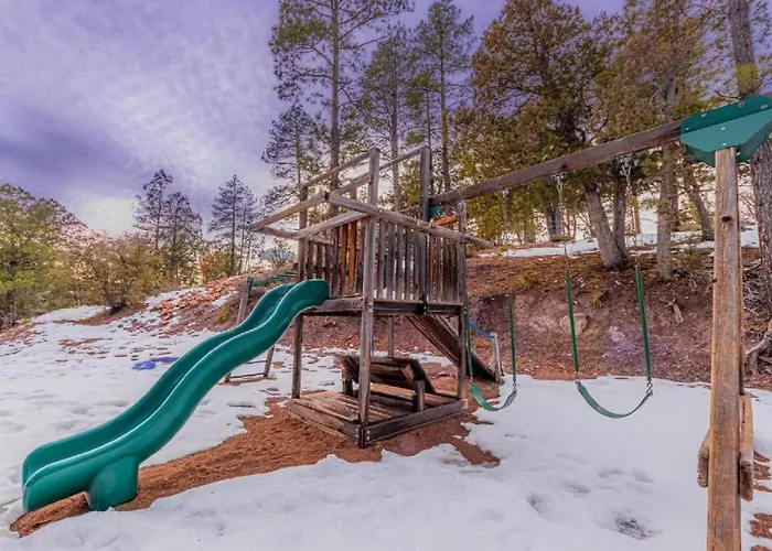 Cabin #6 Bobcat Bunkhouse - Pet Friendly - King Bed - Sleeps 4