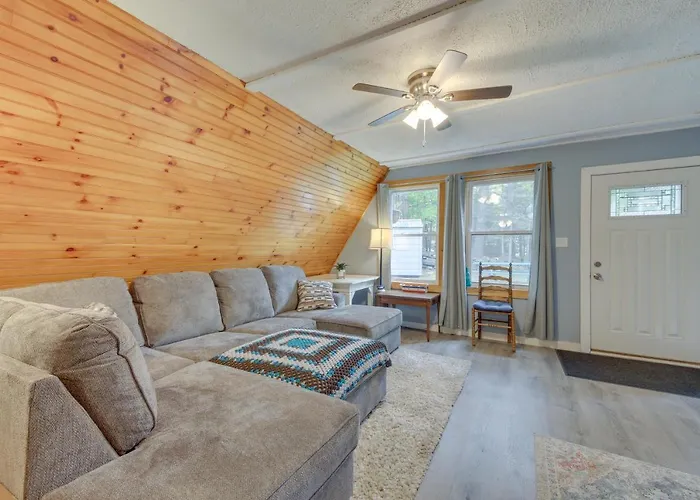 Pet-Friendly Belfast Retreat - 2 Mi To Downtown!
