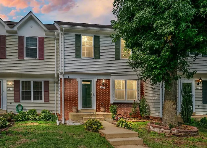 4Br Townhome, Close To Shops & Restaurants, 40 Mins To Dc