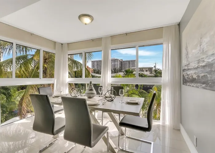 Bright Pompano Beach With Pool Access