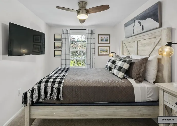 Luxury Sterling Townhome - Private, Self Checkin