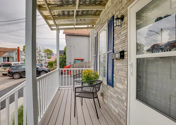 Central Auburn Apartment W/ Porch: Pets Welcome!