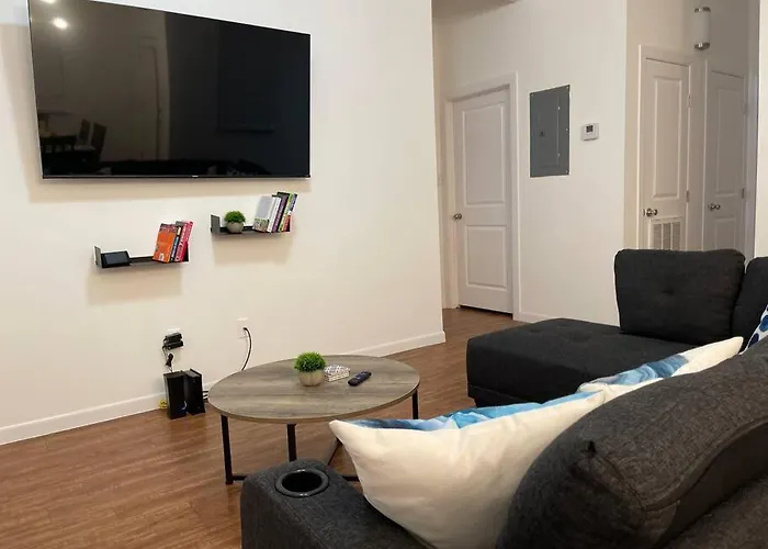 New! 5 Min From Mall, Airport, And Dinning!