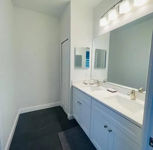 Brand New Lake View House - Self Check-In