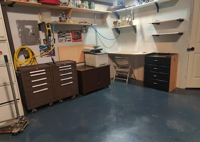 Downtown Chop Shop House, Huge Garage Pets Allowed