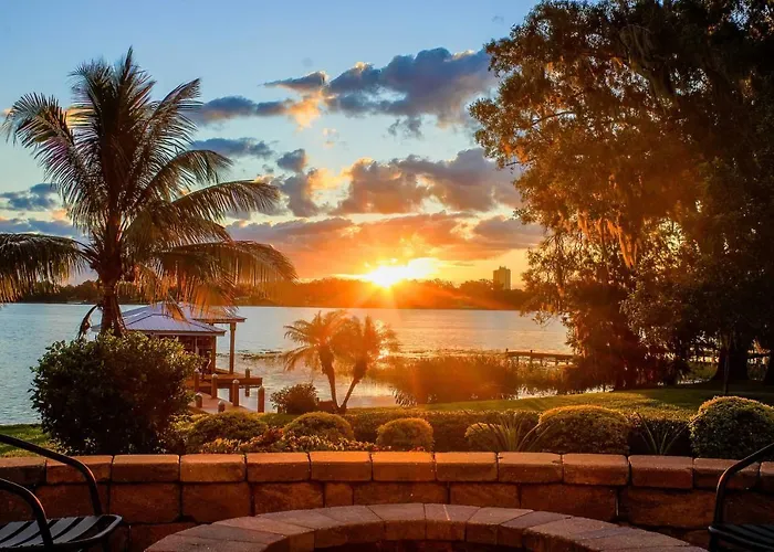 Lakefront Winter Haven Retreat: Hot Tub & Patio!