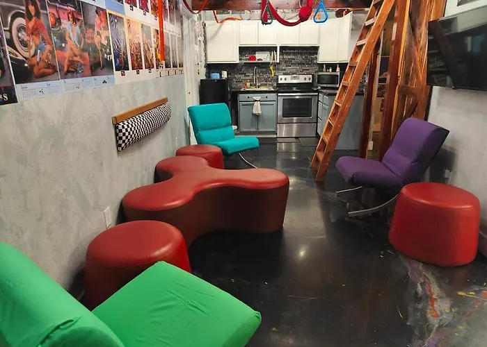 Downtown Chop Shop House, Huge Garage Pets Allowed