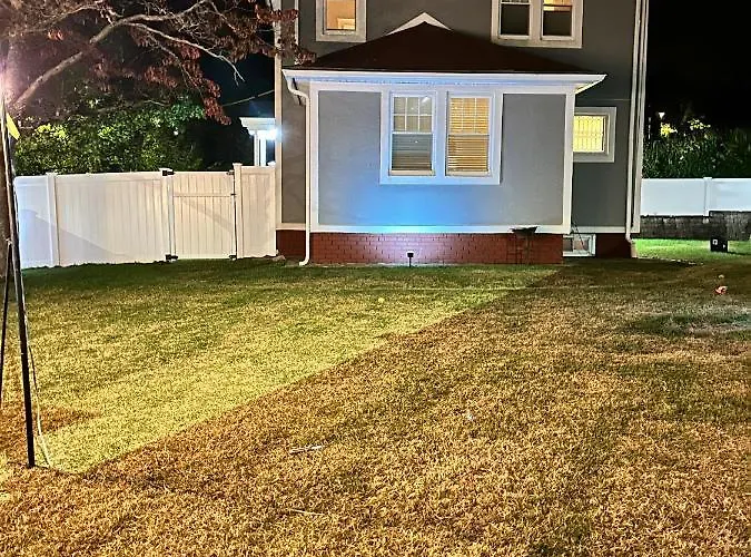 7 Mins Drive To Yale, Large Fenced Yard