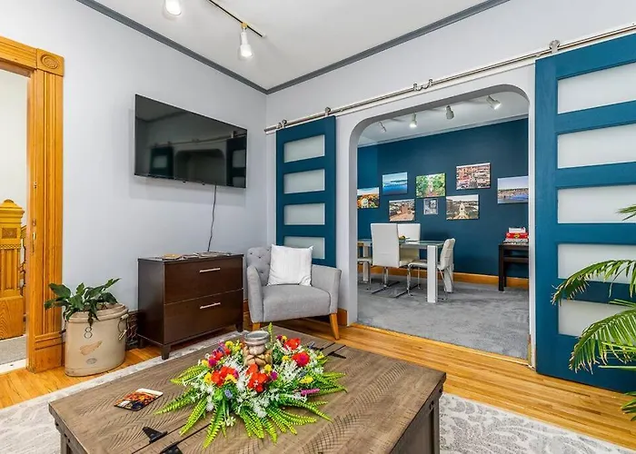 The Dubuque House - Historic Downtown Location!