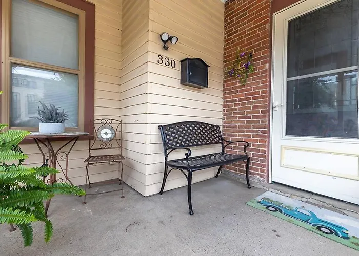 The Dubuque House - Historic Downtown Location!
