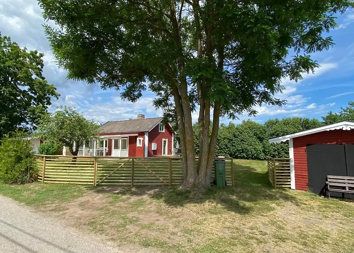 Charmig, Nyrenoverat Och Fullt Utrustad Stuga. Anpassad Foer Hundar, Naera Till Naturen Och Havet. Gangavstand Till Golfbana.