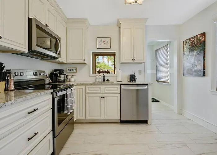 Center St Retreat - 1 Block From Downtown!