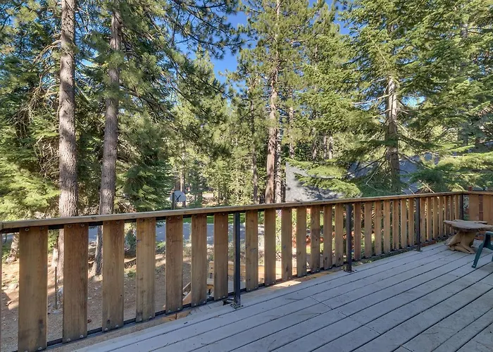 West Pine Cabin On The West Shore - 3 Bedroom Hot Tub, Pool Table, Pet Friendly