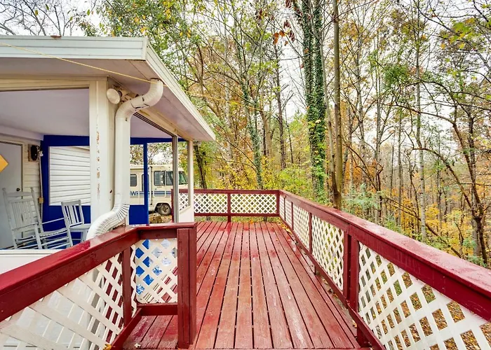 1 Mi To Lake Allatoona: Family Home On Farm!