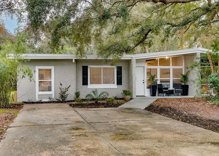 Bright Jekyll Island Home W/ Deck < 1 Mi To Beach