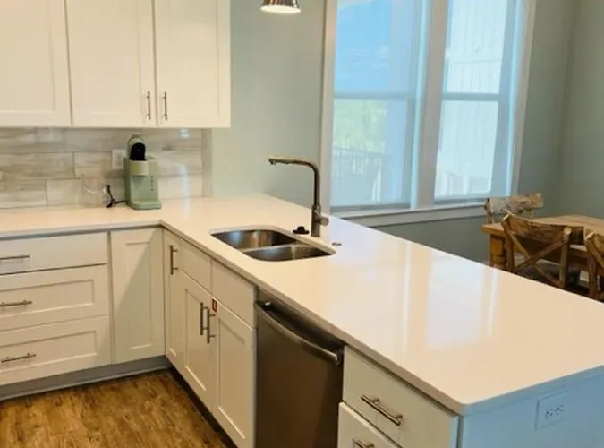 2 Bedroom Dog Friendly Cottage With Bunks, Sleeps 10, Heated Outdoor Pool, Walk To Beach