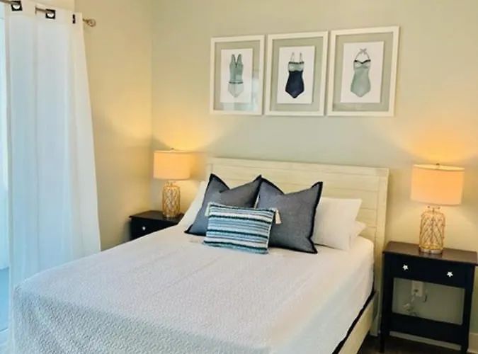2 Bedroom Dog Friendly Cottage With Bunks, Sleeps 10, Heated Outdoor Pool, Walk To Beach