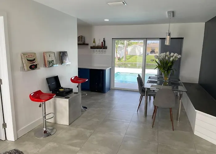 Modern Pool Home On The Lake Near Hardrock Fll Airport