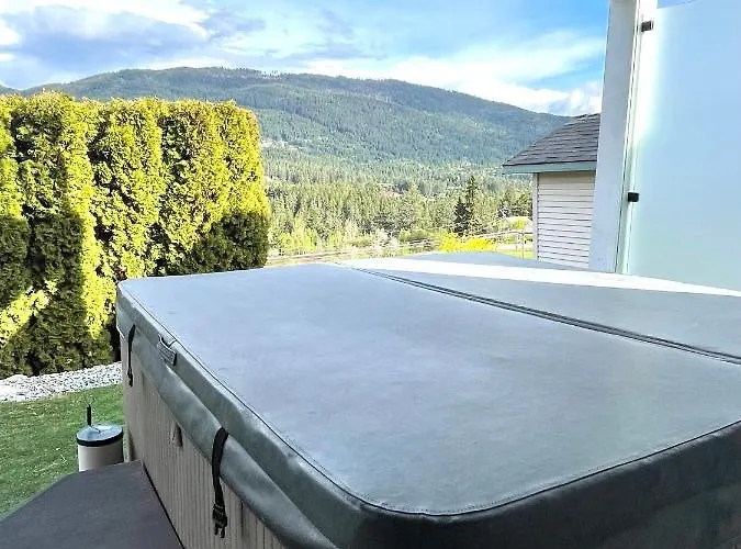 Relaxing 3 Bedroom Suite, Near Silver Star Resort