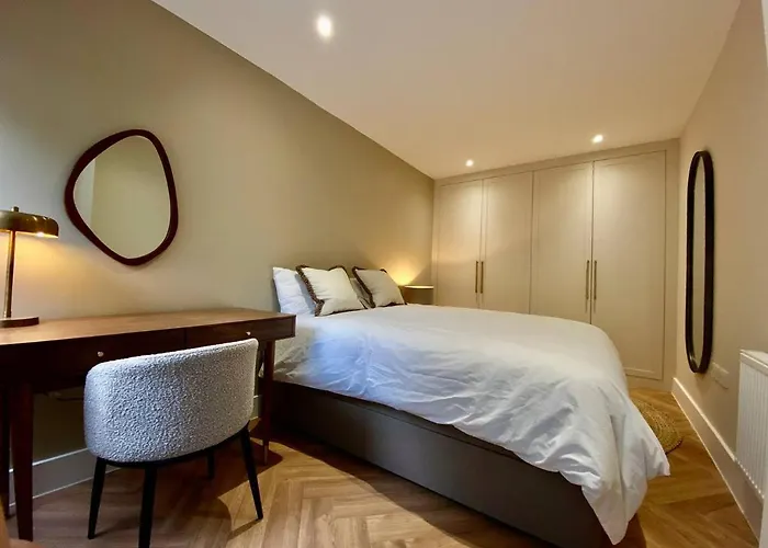 Queen Annes Court Luxury Apartment On High Street