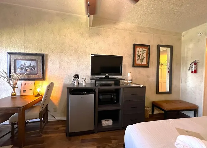 Mountain Harbor King Guest Room On Lake Ouachita