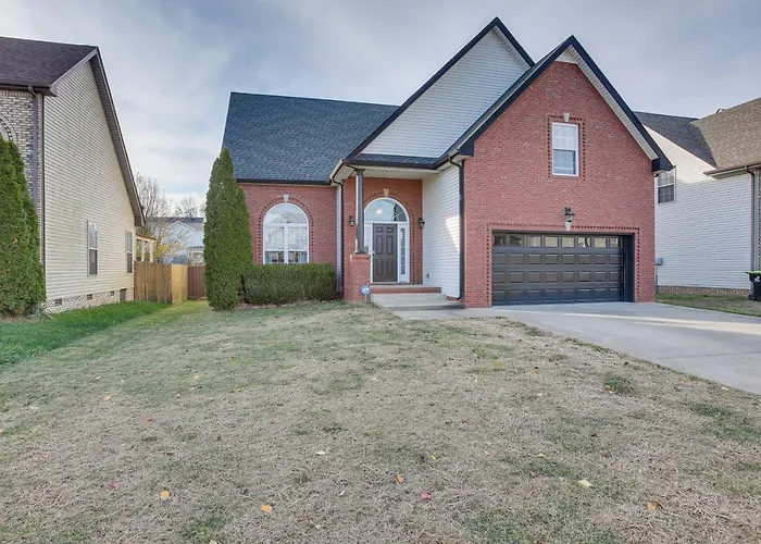 Large Clarksville Family Home ~ 4 Mi To Speedway!