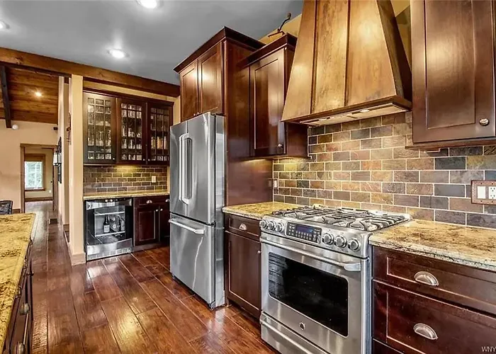 Luxurious Chalet! Hot-Tub, Bonfire & Ideal Location For Skiing & Town