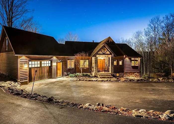 Luxurious Chalet! Hot-Tub, Bonfire & Ideal Location For Skiing & Town