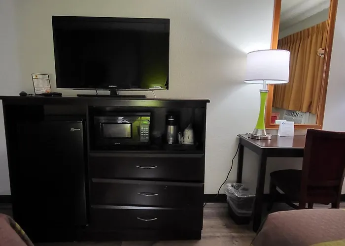 Super 8 By Wyndham Canton/Livonia Area